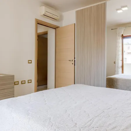 Guesthost - Bright X4 With Terrace! *