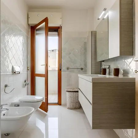 Guesthost - Bright X4 With Terrace!