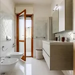 Guesthost - Bright X4 With Terrace!