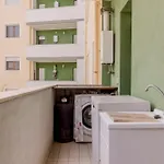 Guesthost - Bright X4 With Terrace!
