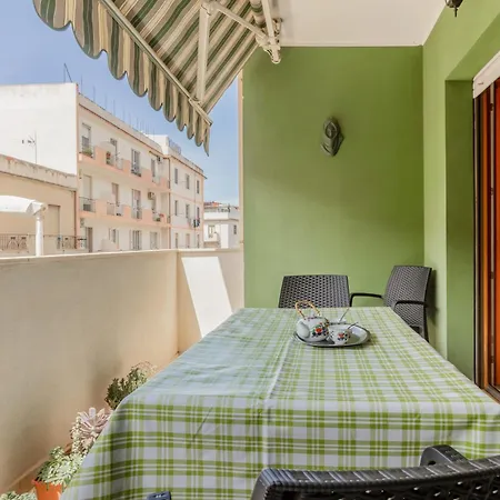 Guesthost - Bright X4 With Terrace!